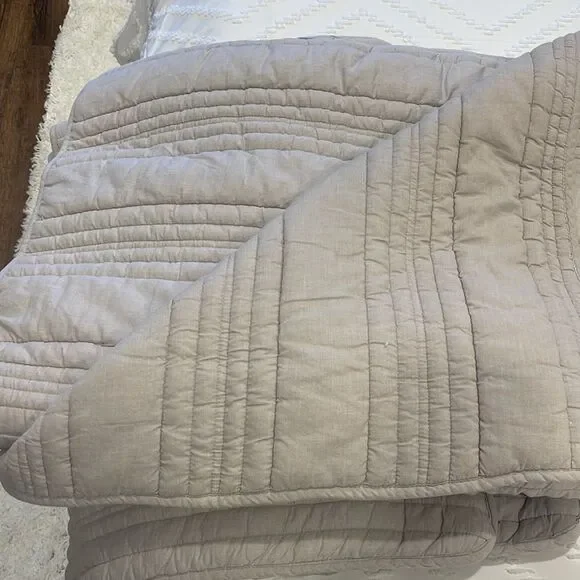 Reversible Quilt & Sham Set - Stone Cottage - like new!